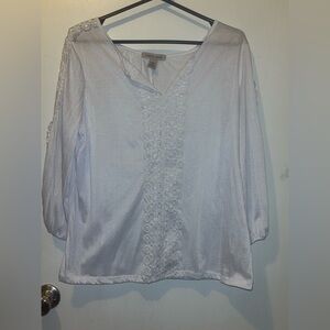 CAROLYN TAYLOR V NECK TOP WITH WHITE LACE DETAILING